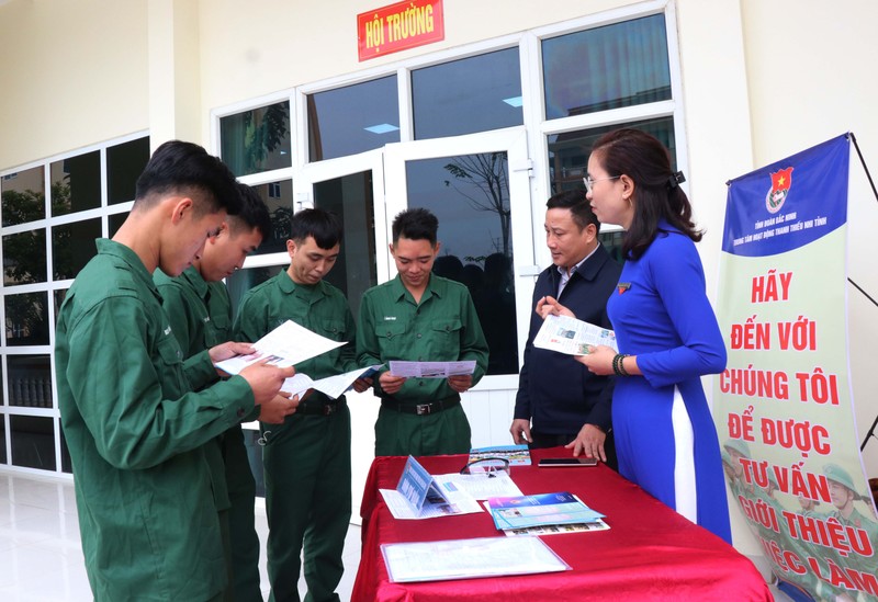 Cán bộ Trung tâm Hoạt động thanh, thiếu nhi tỉnh Bắc Ninh tư vấn cho bộ đội xuất ngũ tại thành phố Bắc Ninh.