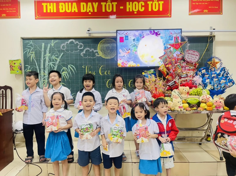Phá cỗ Trung thu- một hoạt động ý nghĩa do phụ huynh và nhà trường phối hợp tổ chức cho các em học sinh lớp 2A2 trường tiểu học Nguyễn Trãi (quận Hà Đông, Thành phố Hà Nội).