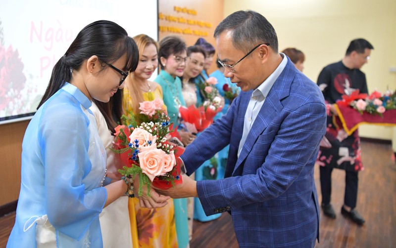 Đại sứ Phan Chí Thành tặng hoa cho bà con Việt kiều và các bạn du học sinh Việt Nam tại Thái Lan