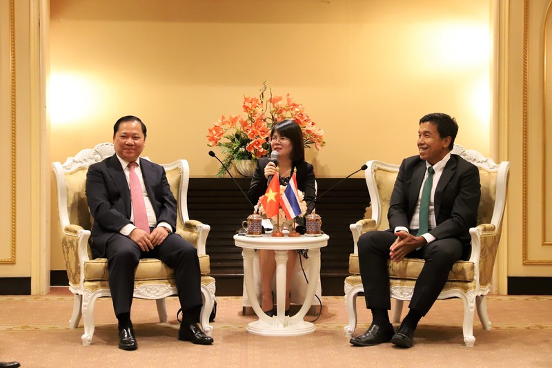 Thống đốc Thủ đô Bangkok (bên phải) tiếp Bí thư Tỉnh ủy Hòa Bình Nguyễn Phi Long. (Ảnh: NAM ĐÔNG) 