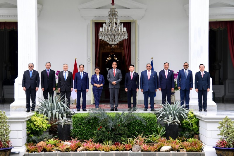 Bộ trưởng Ngoại giao Bùi Thanh Sơn và Bộ trưởng Ngoại giao các nước ASEAN đã đến chào Tổng thống Indonesia Joko Widodo tại cung điện Istana Merdeka.
