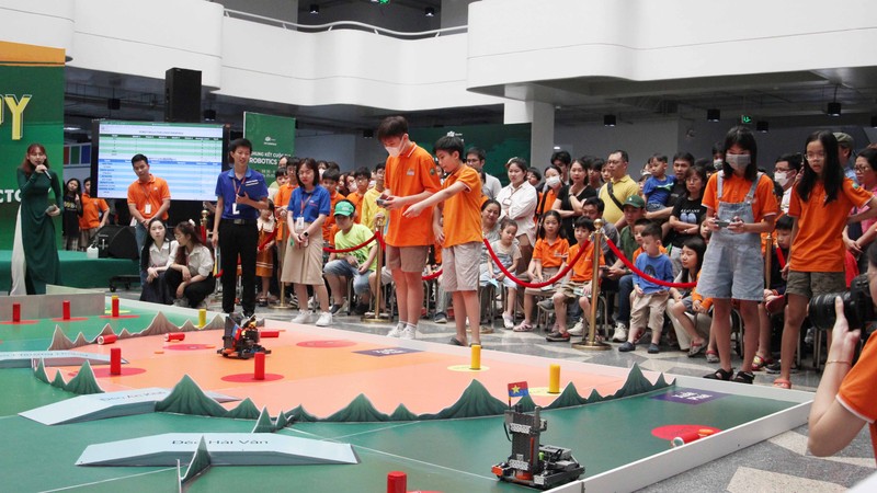 Các đội thi tranh tài tại Chung kết Robotics.