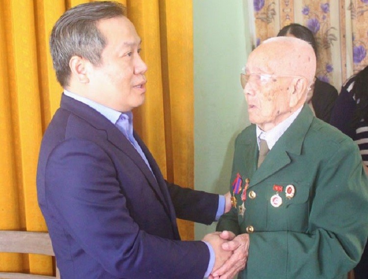 Bí thư Tỉnh ủy Quảng Bình Vũ Đại Thắng chúc Tết đồng chí Đinh Hùng Thái, đảng viên 74 năm tuổi Đảng ở thành phố Đồng Hới dịp Tết Quý Mão 2023.
