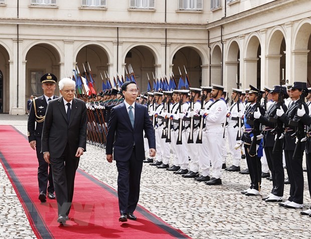 Chủ tịch nước Võ Văn Thưởng và Tổng thống Italy Sergio Mattarella duyệt đội danh dự. (Ảnh: Thống Nhất/TTXVN)