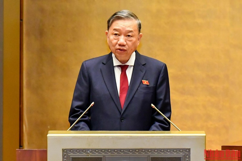 Bộ trưởng Công an Tô Lâm trình bày Tờ trình của Chính phủ về dự thảo Nghị quyết. (Ảnh: THỦY NGUYÊN)