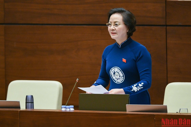 Bộ trưởng Nội vụ Phạm Thị Thanh Trà trả lời chất vấn của đại biểu Quốc hội trong phiên họp chiều 4/11. (Ảnh: THỦY NGUYÊN)