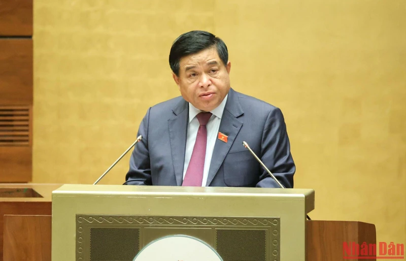 Bộ trưởng Kế hoạch và Đầu tư Nguyễn Chí Dũng trình bày Tờ trình của Chính phủ về dự án Luật Đấu thầu (sửa đổi). (Ảnh: DUY LINH)