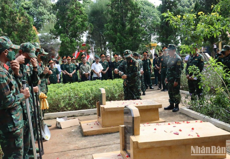 Tiến hành cất bốc hồi hương hài cốt 49 chiến sĩ trở về Campuchia.