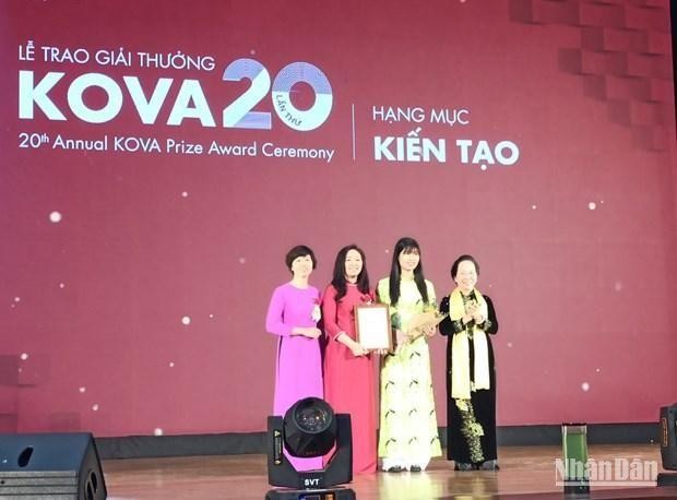 Nguyên Phó Chủ tịch nước Nguyễn Thị Doan, Chủ tịch Ủy ban giải thưởng KOVA trao giải cho các cá nhân.