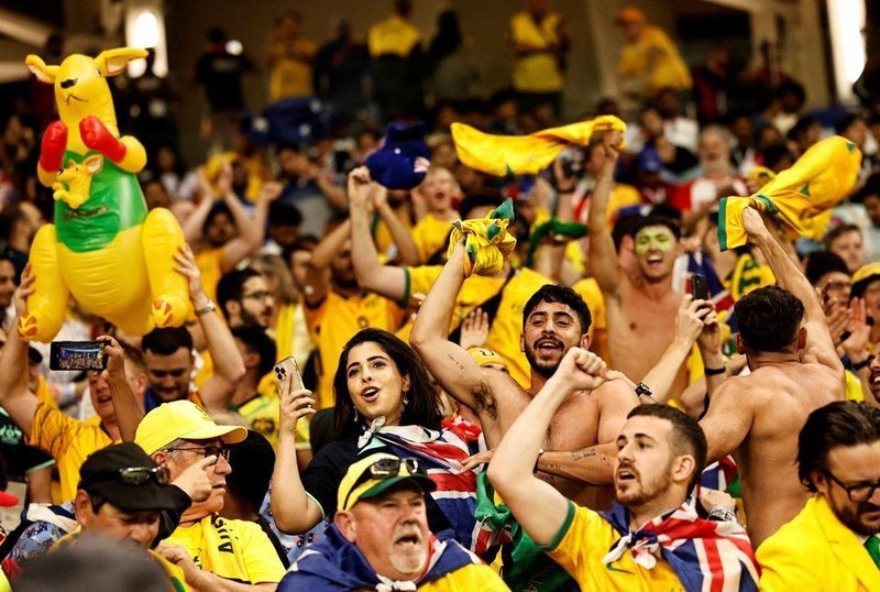 Cảm xúc vỡ òa của các cổ động viên Australia khi Socceroos giành vé vào vòng 1/8 World Cup 2022. (Ảnh: Reuters)