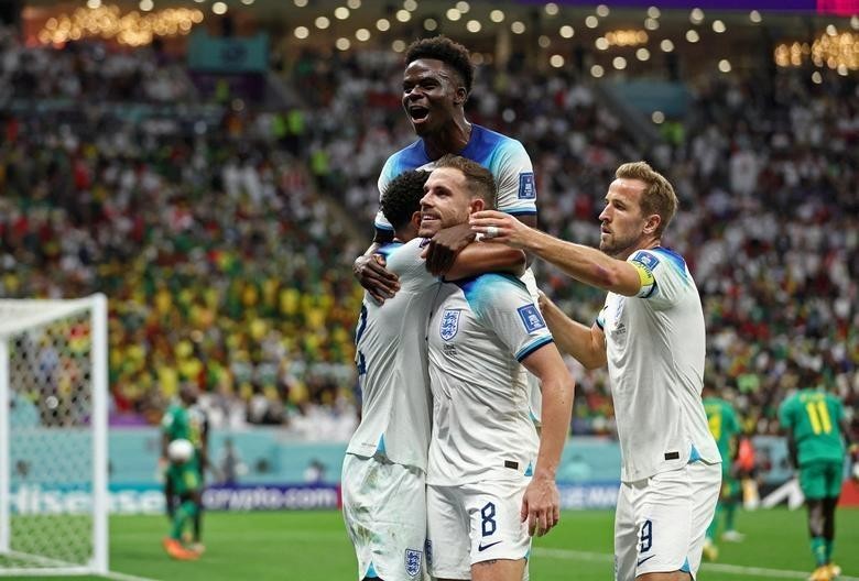 Các cầu thủ tuyển Anh ăn mừng bàn thắng vào lưới Senegal. (Ảnh: Reuters)
