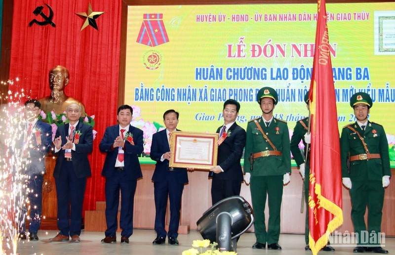 Đồng chí Trần Anh Dũng trao Huân chương Lao động hạng Ba cho đại diện Đảng bộ, chính quyền và nhân dân xã Giao Phong.