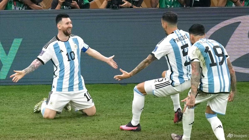 Lionel Messi ăn mừng cùng đồng đội sau khi ghi bàn thắng thứ 3 cho Argentina. (Ảnh: Reuters)