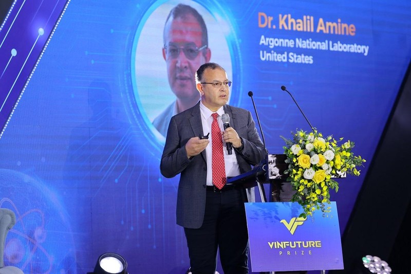 GS Khalil Amine – nhà khoa học vật liệu tại Phòng thí nghiệm Quốc gia Argonne, Hoa Kỳ phát biểu tại phiên tọa đàm về vật liệu mới cho tương lai lưu trữ năng lượng.