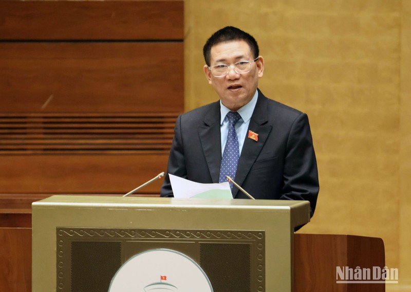 Bộ trưởng Tài chính Hồ Đức Phớc trình bày Tờ trình của Chính phủ tại phiên họp Quốc hội sáng 5/1. (Ảnh: DUY LINH)