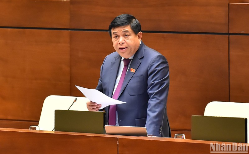 Bộ trưởng Kế hoạch và Đầu tư Nguyễn Chí Dũng giải trình, làm rõ một số vấn đề đại biểu Quốc hội nêu trong phiên họp sáng 7/1. (Ảnh: THỦY NGUYÊN)