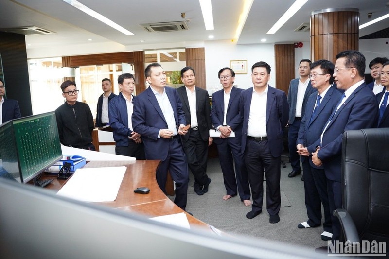 Bộ trưởng Công thương Nguyễn Hồng Diên kiểm tra tình hình vận hành, cấp điện tại Trung tâm điều độ hệ thống điện miền Trung. 