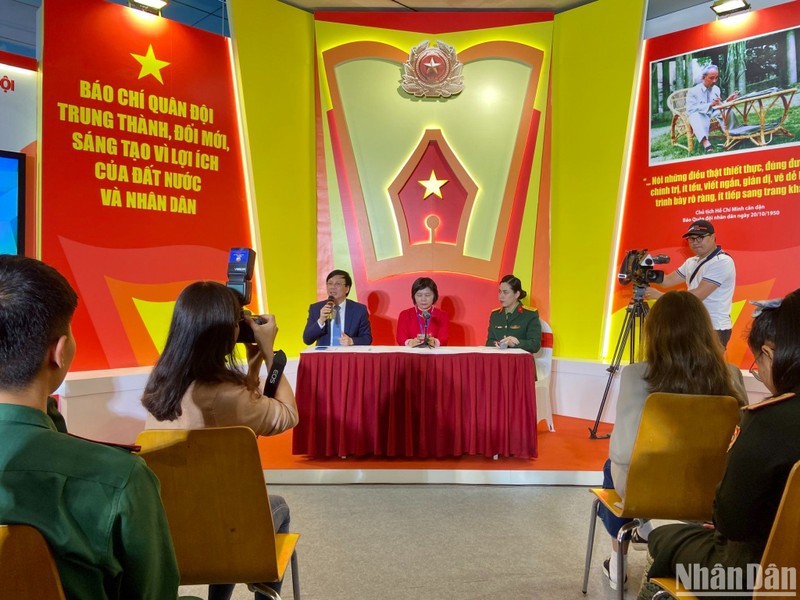 Nhà báo Hồ Quang Lợi, nguyên Phó Chủ tịch Thường trực Hội Nhà báo Việt Nam chia sẻ tại tọa đàm. (Ảnh: THÀNH ĐẠT)