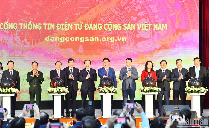 Trưởng Ban Tuyên giáo Trung ương Nguyễn Trọng Nghĩa và các đại biểu thực hiện nghi thức bấm nút khai trương Cổng Thông tin điện tử Đảng Cộng sản Việt Nam. (Ảnh: ĐĂNG KHOA)