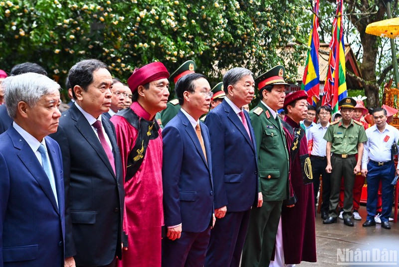 Chủ tịch nước Võ Văn Thưởng và các đồng chí lãnh đạo Đảng, Nhà nước và tỉnh Phú Thọ thành kính tưởng niệm các Vua Hùng tại đền Thượng. (Ảnh: DUY LINH)