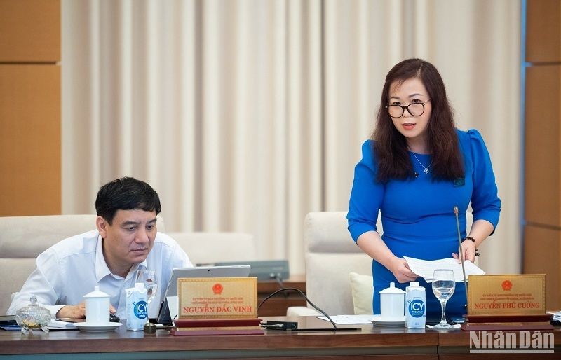 Phó Chủ nhiệm Ủy ban Tài chính, Ngân sách Vũ Thị Lưu Mai báo cáo thẩm tra dự thảo Nghị quyết của Quốc hội về thí điểm một số cơ chế, chính sách đặc thù phát triển TP Hồ Chí Minh trong phiên họp chiều 12/5. (Ảnh: DUY LINH)