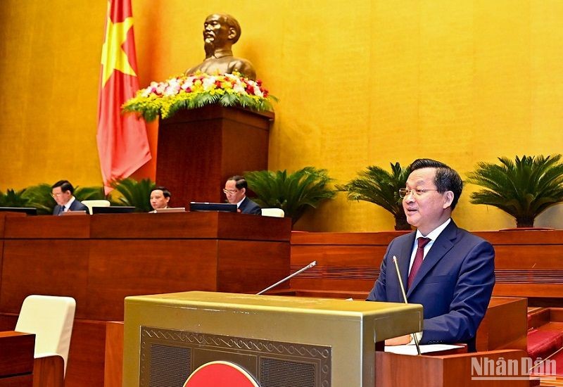 Phó Thủ tướng Chính phủ Lê Minh Khái trình bày Báo cáo đánh giá bổ sung kết quả thực hiện kế hoạch phát triển kinh tế-xã hội và ngân sách nhà nước năm 2022; tình hình thực hiện kế hoạch phát triển kinh tế-xã hội và ngân sách nhà nước những tháng đầu năm 2023. (Ảnh: DUY LINH)