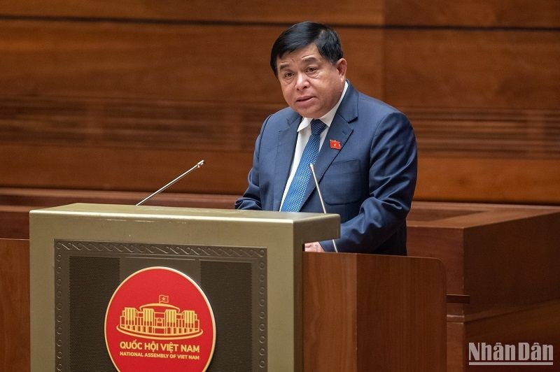 Bộ trưởng Kế hoạch và Đầu tư Nguyễn Chí Dũng trình bày Tờ trình của Chính phủ trong phiên họp chiều 23/5. (Ảnh: ĐĂNG KHOA)