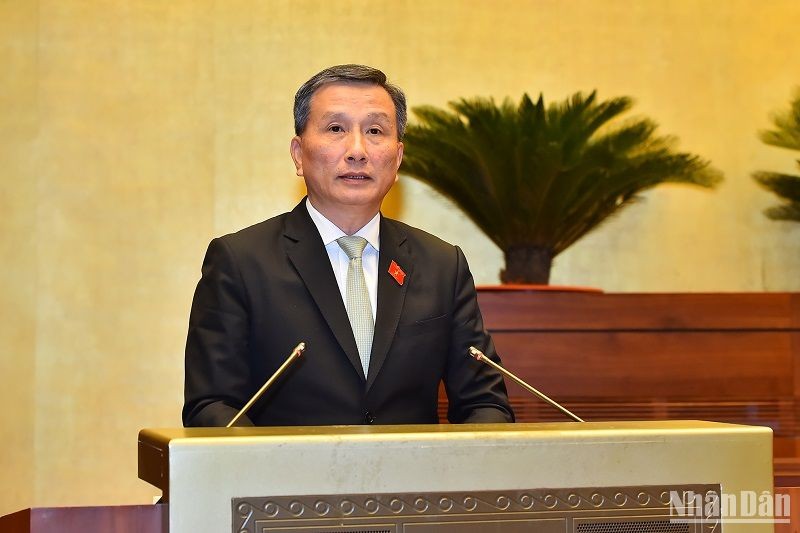 Chủ nhiệm Ủy ban Khoa học, Công nghệ và Môi trường Lê Quang Huy trình bày Báo cáo thẩm tra về quyết định chủ trương đầu tư Dự án. (Ảnh: THỦY NGUYÊN)