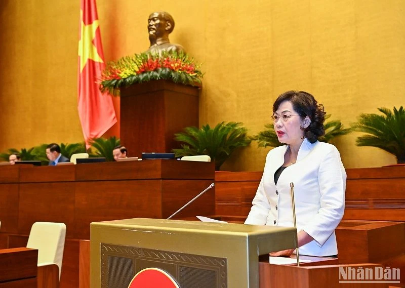 Thống đốc Ngân hàng Nhà nước Nguyễn Thị Hồng trình bày Tờ trình của Chính phủ về dự án Luật Các tổ chức tín dụng (sửa đổi) trong phiên họp sáng 5/6. (Ảnh: DUY LINH)