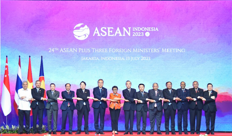 Các Bộ trưởng Ngoại giao ASEAN+3 chụp ảnh chung tại Hội nghị. 