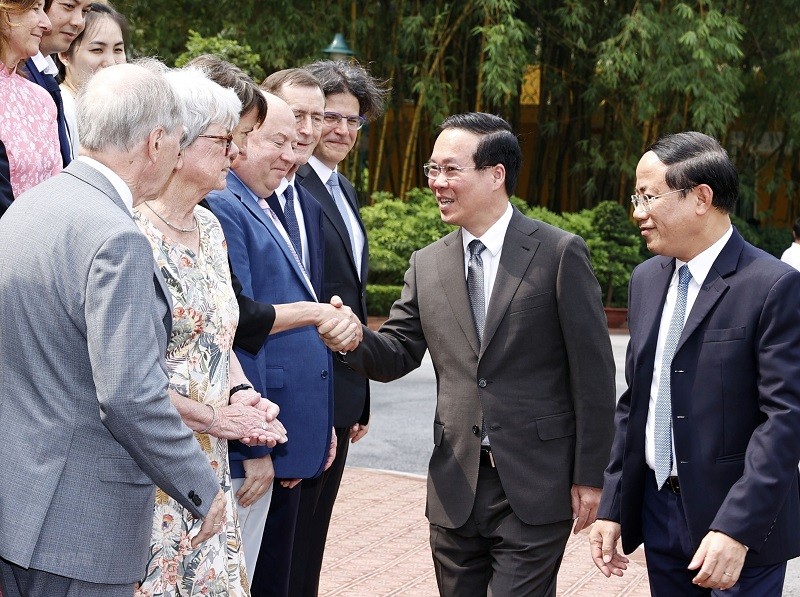 Chủ tịch nước Võ Văn Thưởng gặp các nhà khoa học quốc tế và Việt Nam tham dự Hội nghị “Các cửa sổ nhìn ra vũ trụ”. (Ảnh: TTXVN)