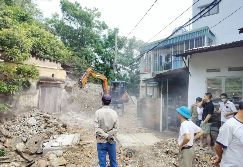 Nhân dân tổ 71, khu 6, phường Cao Xanh, TP Hạ Long tháo dỡ công trình hiến đất làm đường theo Nghị quyết 21-NQ/TU của Ban Thường vụ Thành ủy.