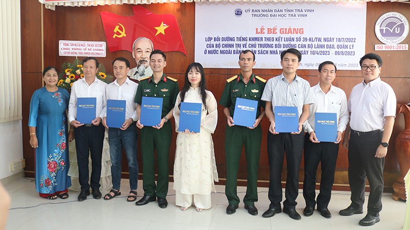 Các học viên của khóa học được trao giấy chứng nhận bồi dưỡng tiếng Khmer.