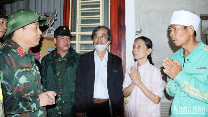 Phó Tư lệnh Quân khu 4 thăm hỏi, động viên, chia buồn cùng gia đình ông Nguyễn Đình Đức.
