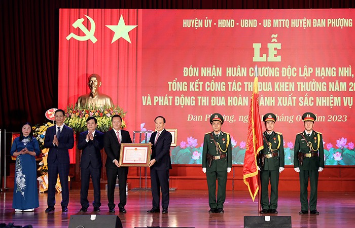 Lãnh đạo huyện Đan Phượng nhận Huân chương Độc lập hạng Nhì từ Chủ tịch Hội đồng nhân dân thành phố Hà Nội Nguyễn Ngọc Tuấn.