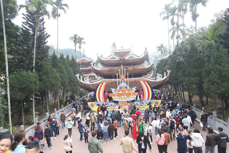 Người dân nô nức trảy hội chùa Hương.