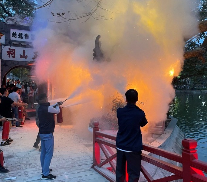 Dập đám cháy gần đền Ngọc Sơn.