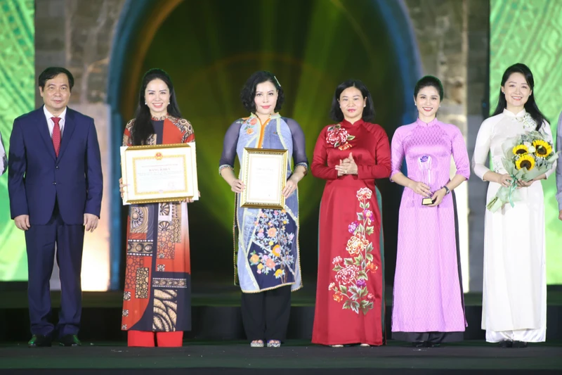 Đồng chí Nguyễn Thị Tuyến, Phó Bí thư Thường trực Thành ủy Hà Nội trao Giải A cho các tác giả.