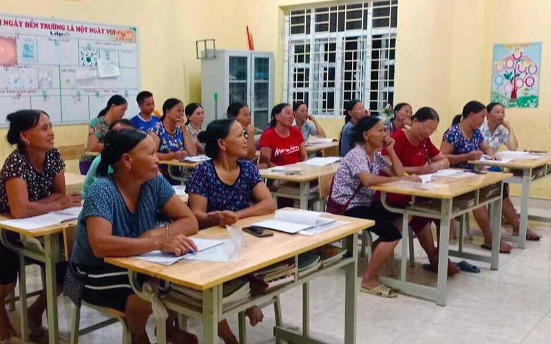 Lớp xóa mù chữ do Trung tâm học tập cộng đồng xã Ðại Dực, huyện Tiên Yên, tỉnh Quảng Ninh tổ chức. (Ảnh LAN ANH) 