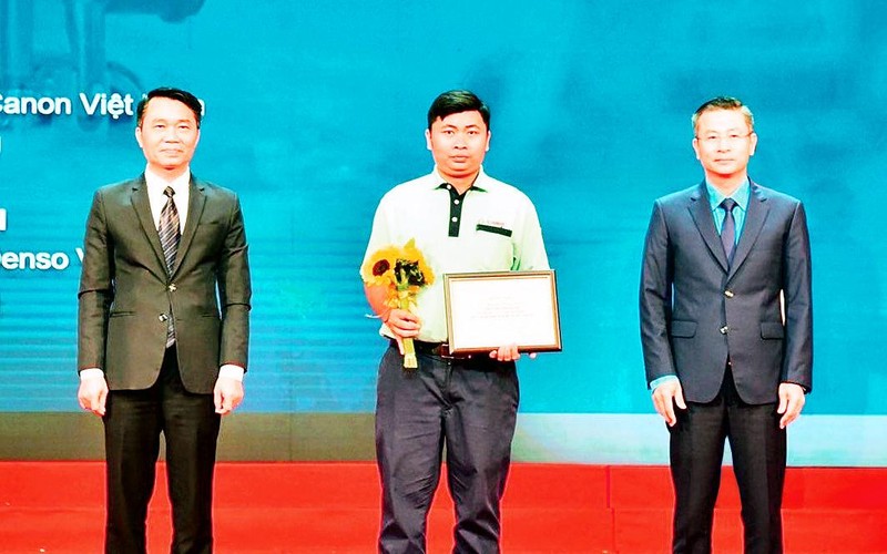 Anh Nguyễn Ngọc Hoài (đứng giữa) nhận Bằng khen của Liên đoàn Lao động thành phố Hà Nội. 