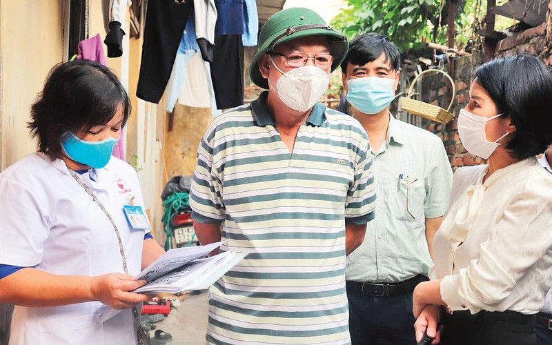 Kiểm tra công tác phòng, chống dịch bệnh sốt xuất huyết tại các khu nhà trọ phường Khương Ðình, quận Thanh Xuân. 