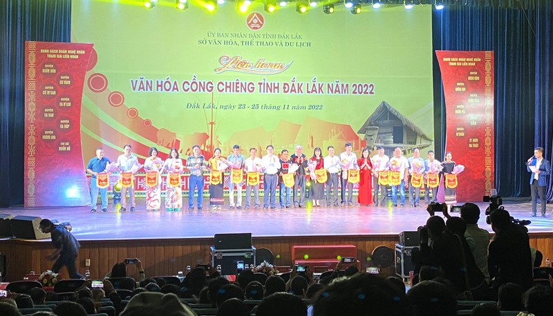 Lãnh đạo tỉnh Đắk Lắk và Ban Tổ chức liên hoan tặng cờ lưu niệm cho các đoàn tham gia Liên hoan văn hóa cồng chiêng Đắk La81k năm 2022.