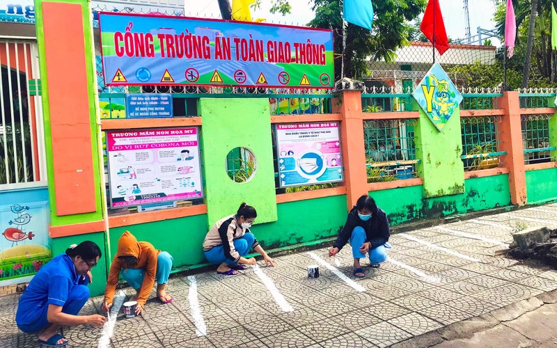 Một trường học tại phường Nại Hiên Ðông kẻ vạch triển khai mô hình "Cổng trường an toàn giao thông". 