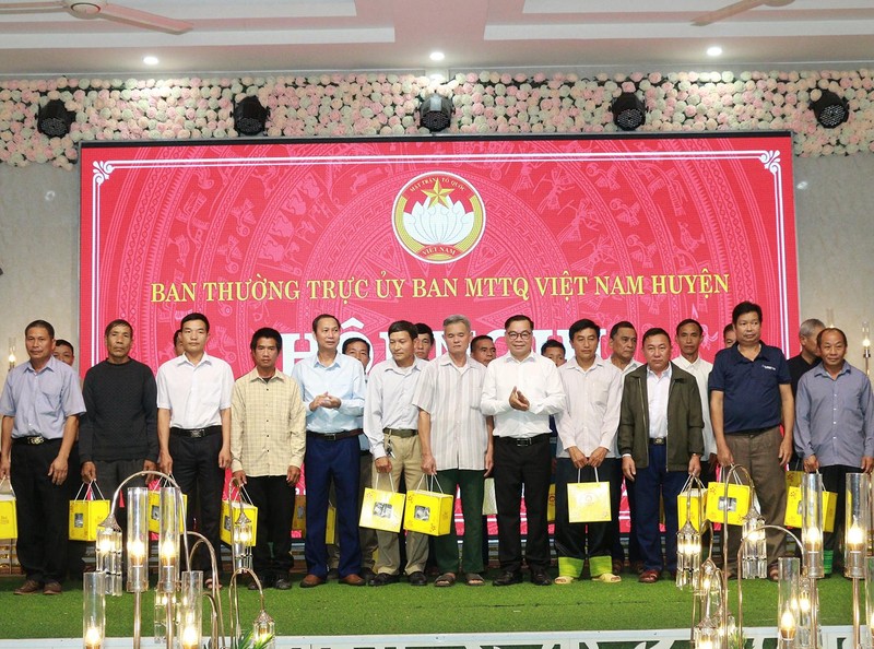 Lãnh đạo huyện và Ủy ban Mặt trận Tổ quốc Việt Nam huyện Mường La tặng quà cho đại diện người có uy tín.