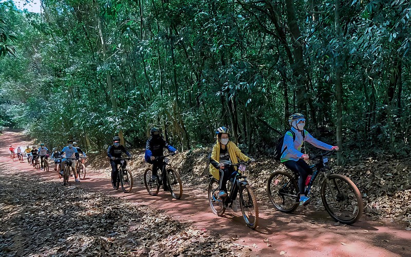 Khách du lịch trải nghiệm tua đạp xe, đi bộ xuyên rừng tại Khu Bảo tồn Thiên nhiên - Văn hóa Ðồng Nai. (Ảnh HÀ VĂN) 