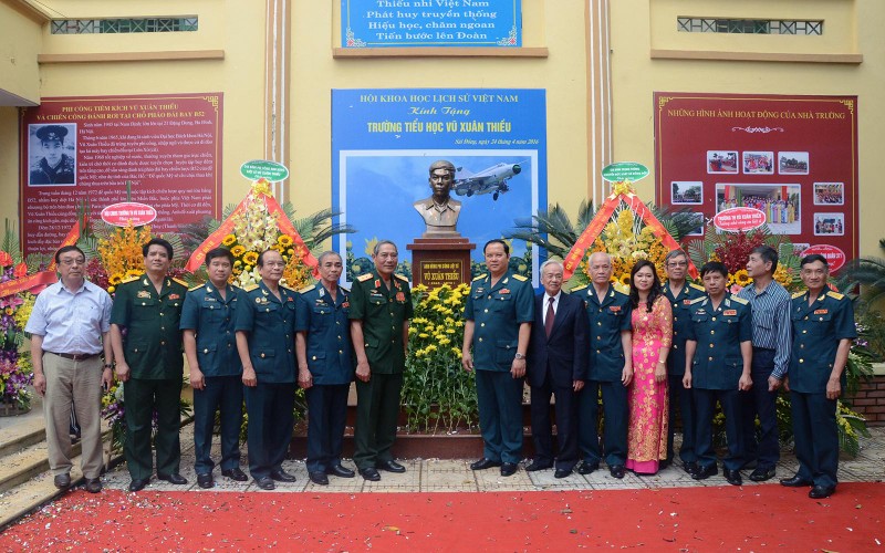Ðại diện lãnh đạo, chỉ huy, các tướng lĩnh, Anh hùng Lực lượng vũ trang nhân dân của Quân chủng Phòng không-Không quân và Sư đoàn Không quân 371 tại Lễ đón nhận tượng phi công liệt sĩ Vũ Xuân Thiều tại trường tiểu học mang tên anh vào tháng 4/2016. 