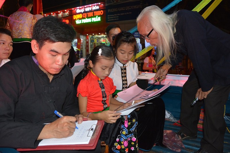 Nghệ nhân Lò Văn Biến, phường Trung Tâm, thị xã Nghĩa Lộ (Yên Bái) truyền dạy chữ Thái cổ cho lớp trẻ.