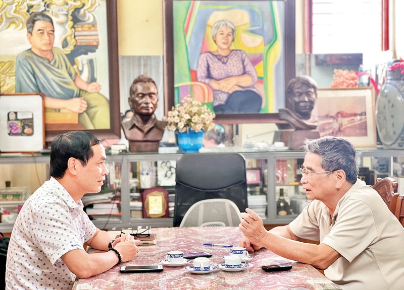 Nhà văn Nguyễn Mạnh Tuấn (phải) trò chuyện với nhà thơ Hữu Việt. Ảnh: Thuận Ánh 