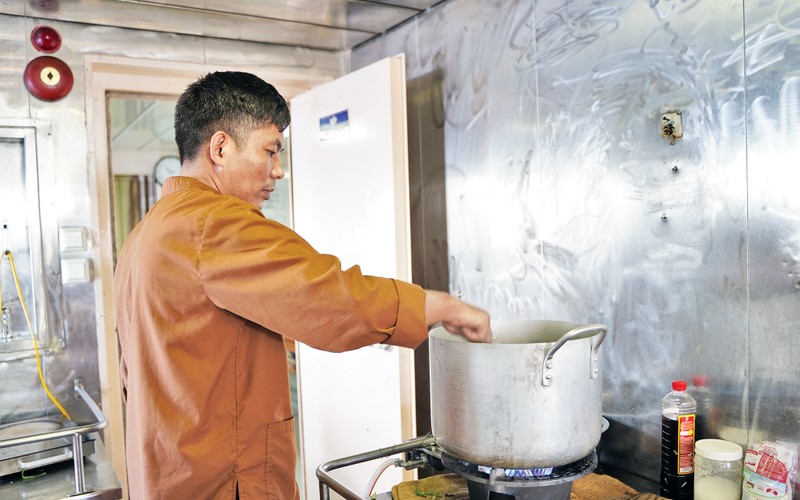 Bếp trưởng Nguyễn Văn Thịnh và chiến sĩ trên tàu Trường Sa 571 nấu, chuẩn bị bữa chay cho các sư thầy. 
