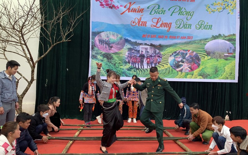Cán bộ, chiến sĩ Ðồn Biên phòng Vàng Ma Chải cùng người dân bản Séo Hồ Thầu múa sạp. 